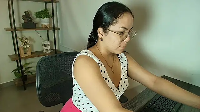 Victoria Collins online show from June 25, 2026, 11:15 am