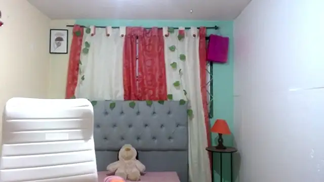 Snapshot of vale_miel chatting on September 8, 2025, 11:48 pm vale miel online show from September 8, 2025, 11:48 pm