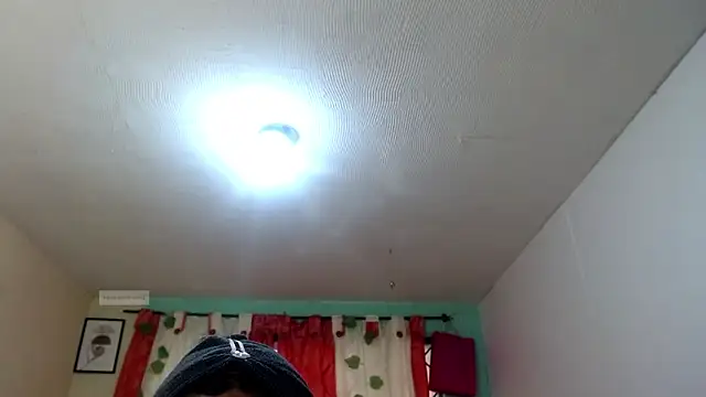 Snapshot of vale_miel chatting on September 9, 2025, 5:34 pm vale miel online show from September 9, 2025, 5:34 pm