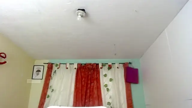 Snapshot of vale_miel chatting on September 16, 2025, 6:31 pm vale miel online show from September 16, 2025, 6:31 pm