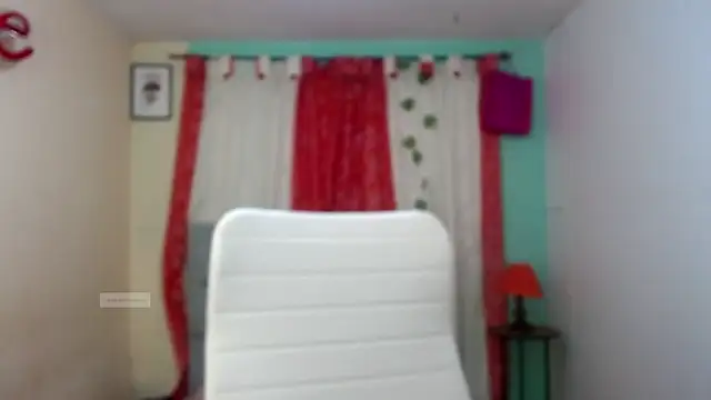 Snapshot of vale_miel chatting on September 17, 2025, 6:31 pm vale miel online show from September 17, 2025, 6:31 pm