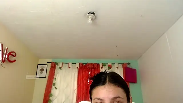 Snapshot of vale_miel chatting on September 20, 2025, 3:13 pm vale miel online show from September 20, 2025, 3:13 pm