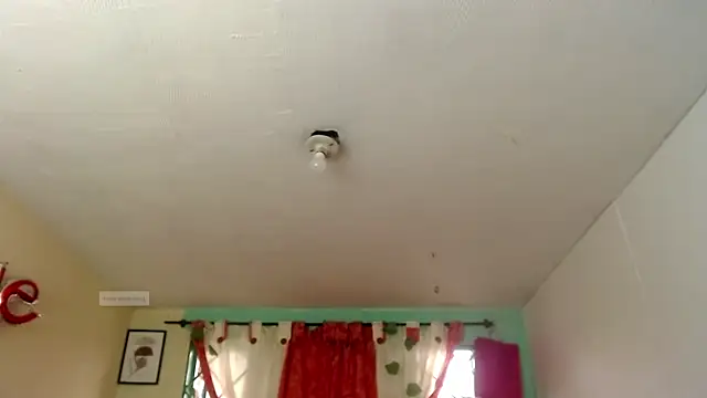 Snapshot of vale_miel chatting on September 24, 2025, 6:22 pm vale miel online show from September 24, 2025, 6:22 pm