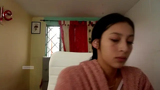 Snapshot of vale_miel chatting on September 29, 2025, 6:46 pm vale miel online show from September 29, 2025, 6:46 pm