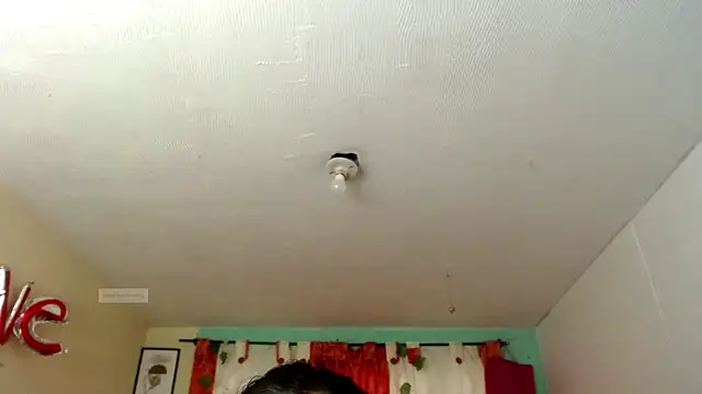 Snapshot of vale_miel chatting on October 6, 2025, 6:27 pm vale miel online show from October 6, 2025, 6:27 pm