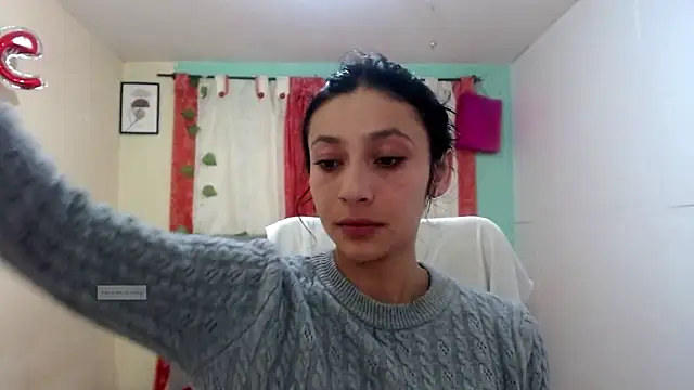 Snapshot of vale_miel chatting on October 7, 2025, 8:39 pm vale miel online show from October 7, 2025, 8:39 pm