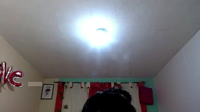 Snapshot of vale_miel chatting on October 16, 2025, 8:54 pm vale miel online show from October 16, 2025, 8:54 pm