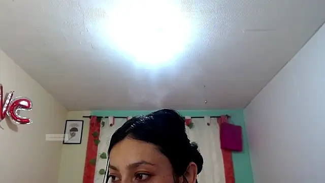 Snapshot of vale_miel chatting on October 17, 2025, 6:10 pm vale miel online show from October 17, 2025, 6:10 pm