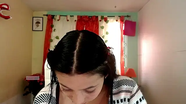 Snapshot of vale_miel chatting on October 25, 2025, 6:46 pm vale miel online show from October 25, 2025, 6:46 pm