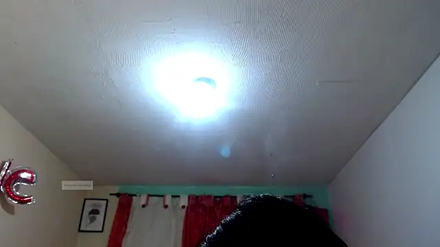 Snapshot of vale_miel chatting on October 29, 2025, 11:06 pm vale miel online show from October 29, 2025, 11:06 pm