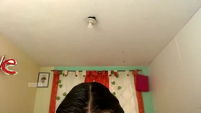 Snapshot of vale_miel chatting on November 5, 2025, 7:47 pm vale miel online show from November 5, 2025, 7:47 pm