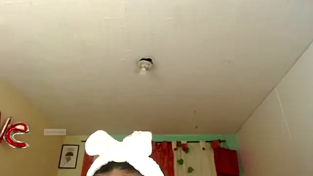 Snapshot of vale_miel chatting on November 15, 2025, 11:54 pm vale miel online show from November 15, 2025, 11:54 pm