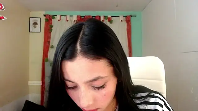 Snapshot of vale_miel chatting on December 18, 2025, 1:55 am vale miel online show from December 18, 2025, 1:55 am