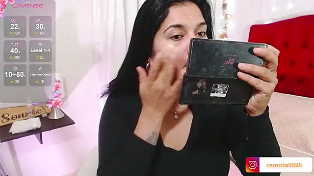 Snapshot of mia_traveluxe chatting on September 19, 2025, 1:51 am mia traveluxe online show from September 19, 2025, 1:51 am