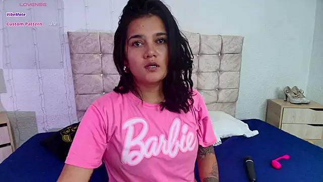 Snapshot of mia_traveluxe chatting on December 2, 2025, 4:29 am mia traveluxe online show from December 2, 2025, 4:29 am