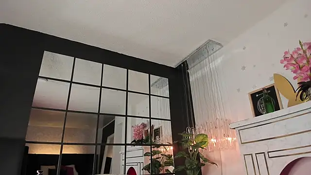 floraginette online show from February 11, 2026, 6:02 pm