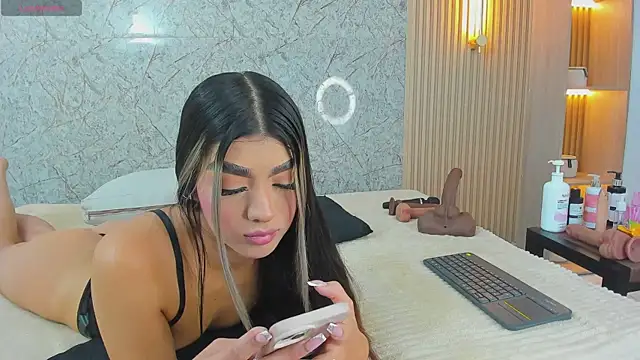Snapshot of Antonella_west chatting on May 4, 2026, 10:17 pm Antonella west online show from May 4, 2026, 10:17 pm