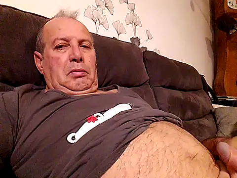 Vince072 online show from November 7, 2025, 4:12 am