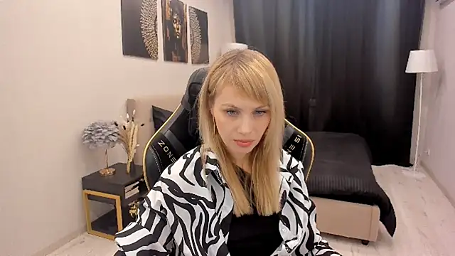 Snapshot of LindaSandy_1 chatting on November 25, 2025, 10:37 am LindaSandy 1 online show from November 25, 2025, 10:37 am