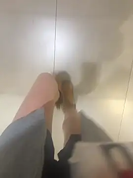 xiaoyuan01 online show from December 14, 2025, 5:02 am