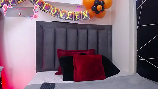 Snapshot of EmmaJhomson chatting on October 6, 2025, 8:06 pm EmmaJhomson online show from October 6, 2025, 8:06 pm