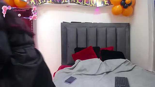 Snapshot of EmmaJhomson chatting on October 10, 2025, 8:19 pm EmmaJhomson online show from October 10, 2025, 8:19 pm