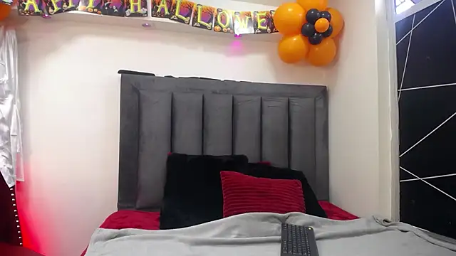 Snapshot of EmmaJhomson chatting on October 13, 2025, 8:09 pm EmmaJhomson online show from October 13, 2025, 8:09 pm