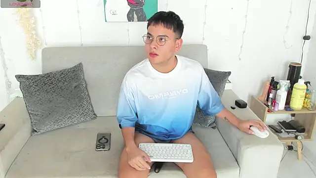 Snapshot of Young_Ben chatting on June 6, 2026, 7:40 pm Young Ben online show from June 6, 2026, 7:40 pm
