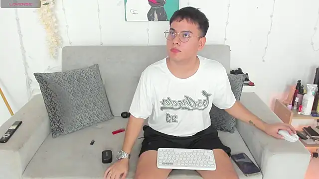 Snapshot of Young_Ben chatting on June 8, 2026, 1:55 pm Young Ben online show from June 8, 2026, 1:55 pm