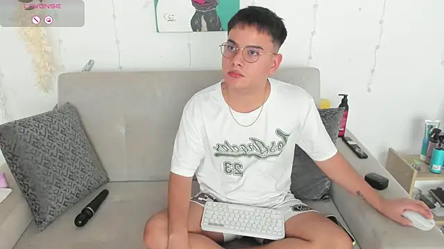 Snapshot of Young_Ben chatting on July 6, 2026, 8:55 pm Young Ben online show from July 6, 2026, 8:55 pm