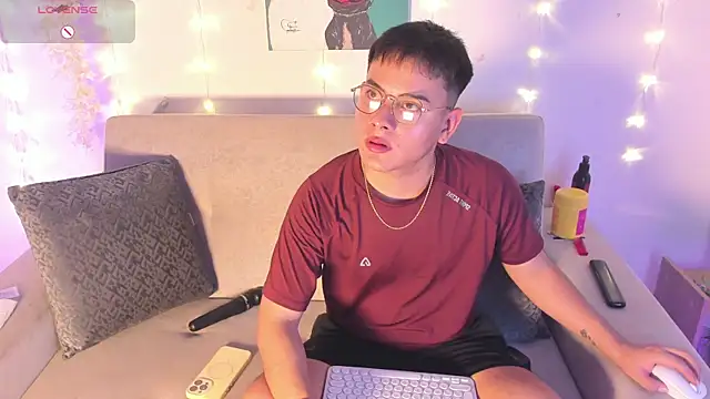 Snapshot of Young_Ben chatting on July 8, 2026, 11:09 pm Young Ben online show from July 8, 2026, 11:09 pm