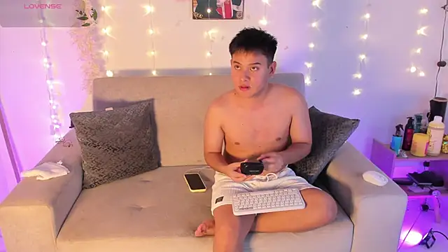 Snapshot of Young_Ben chatting on July 17, 2026, 8:35 pm Young Ben online show from July 17, 2026, 8:35 pm