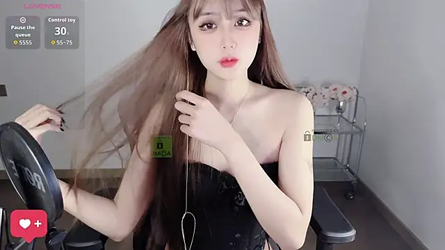 Snapshot of OwQoll chatting on October 23, 2025, 6:06 pm OwQoll online show from October 23, 2025, 6:06 pm