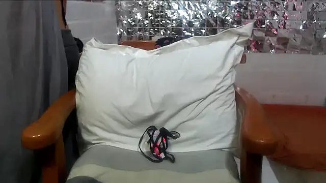 Snapshot of rose-crystal chatting on November 2, 2025, 9:28 pm rose-crystal online show from November 2, 2025, 9:28 pm