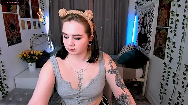 Snapshot of lunaalli chatting on November 6, 2025, 1:56 pm lunaalli online show from November 6, 2025, 1:56 pm