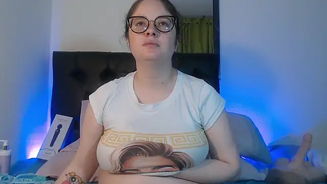 Snapshot of KrystalAdams chatting on July 18, 2026, 2:32 pm KrystalAdams online show from July 18, 2026, 2:32 pm