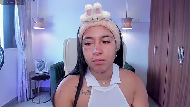 DANDARA THOM online show from October 6, 2025, 7:22 pm