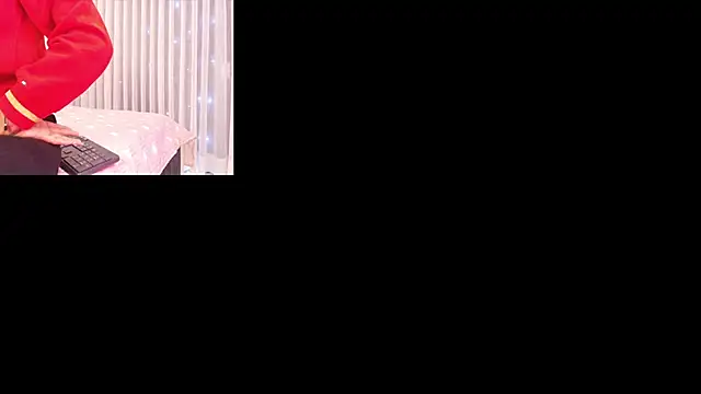 Snapshot of celeste_moonx chatting on December 17, 2025, 12:00 pm celeste moonx online show from December 17, 2025, 12:00 pm