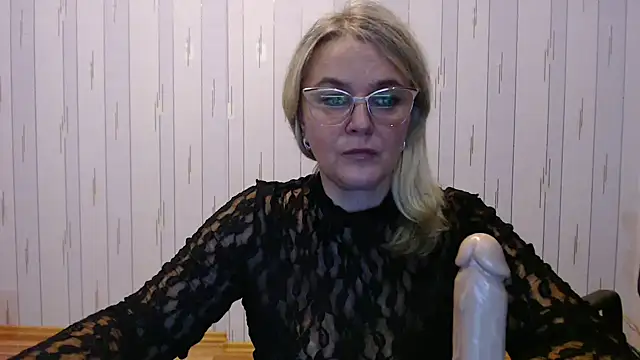 Snapshot of EleanoraDream chatting on October 13, 2025, 2:39 pm EleanoraDream online show from October 13, 2025, 2:39 pm