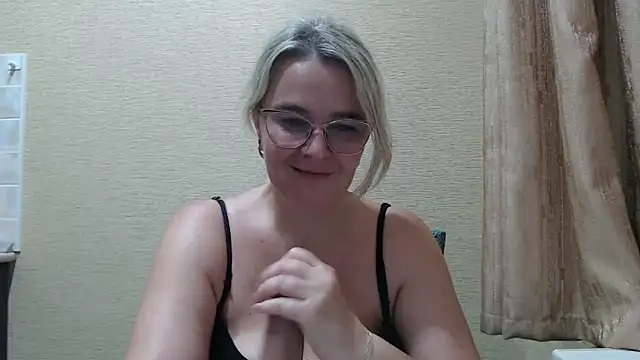Snapshot of EleanoraDream chatting on July 1, 2026, 7:57 pm EleanoraDream online show from July 1, 2026, 7:57 pm