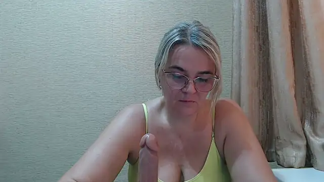 Snapshot of EleanoraDream chatting on July 5, 2026, 5:14 am EleanoraDream online show from July 5, 2026, 5:14 am