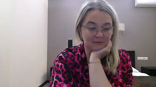 Snapshot of EleanoraDream chatting on July 12, 2026, 6:43 pm EleanoraDream online show from July 12, 2026, 6:43 pm