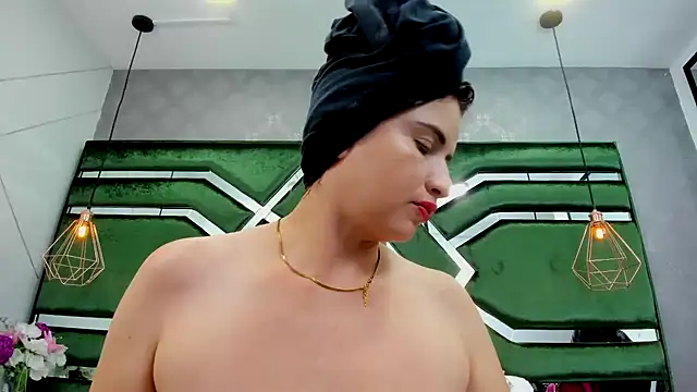 ThaliaCross online show from October 8, 2025, 7:33 pm