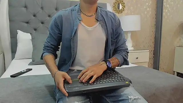 ZoeKrug online show from September 12, 2025, 12:16 pm