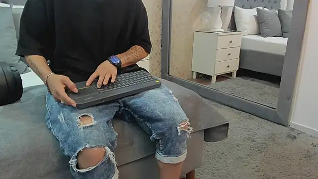 ZoeKrug online show from September 14, 2025, 12:04 pm