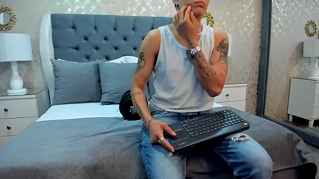 ZoeKrug online show from September 26, 2025, 12:09 pm