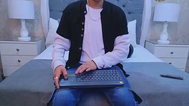 ZoeKrug online show from October 25, 2025, 11:51 am