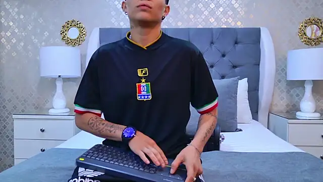 ZoeKrug online show from October 28, 2025, 11:47 am