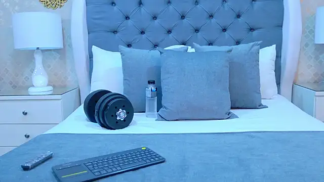 ZoeKrug online show from November 5, 2025, 11:43 am