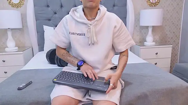 ZoeKrug online show from November 6, 2025, 11:44 am